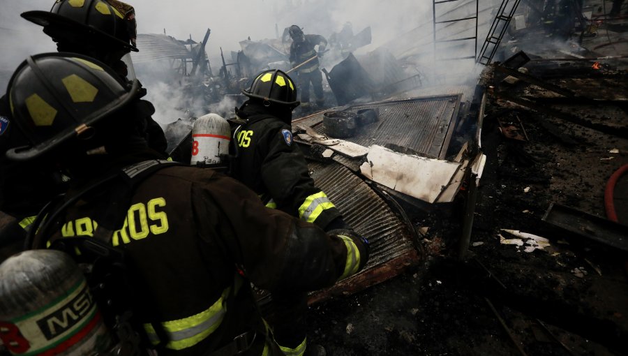 Incendio consumió una bodega y un galpón en la población Troncos Viejos de Villa Alemana