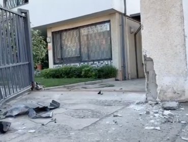 Padre e hija fueron amarrados en violento asalto en Ñuñoa: delincuentes derribaron portón con el auto de la familia