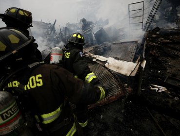 Incendio consumió una bodega y un galpón en la población Troncos Viejos de Villa Alemana