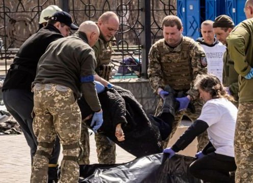 Decenas de muertos y más de 100 heridos en ataque ruso a estación de tren que se usaba para evacuar civiles en Ucrania