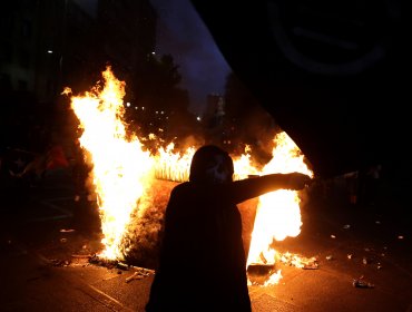 Barricadas generaron cortes de tránsito en nueva manifestación en inmediaciones de plaza Baquedano