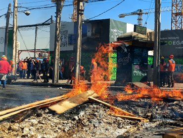 Obreros protestaron y encendieron barricadas por paralización de obra inmobiliaria en plaza Egaña