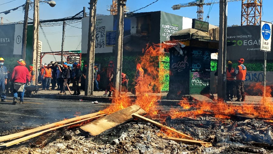 Obreros protestaron y encendieron barricadas por paralización de obra inmobiliaria en plaza Egaña