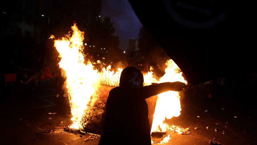 Barricadas generaron cortes de tránsito en nueva manifestación en inmediaciones de plaza Baquedano