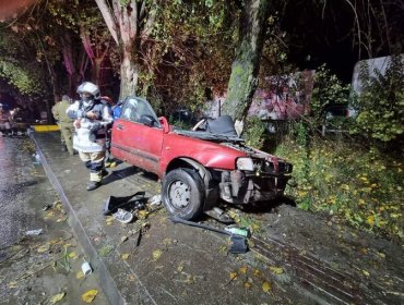 Violento choque de auto con un árbol en Chonchi: Cinco ocupantes del móvil quedaron lesionados