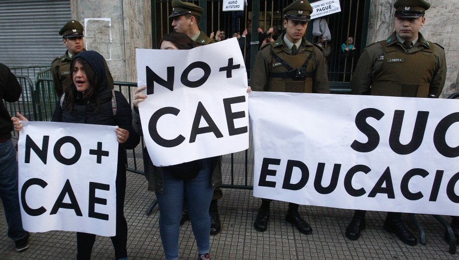 Estudiantes exigen al Gobierno de Boric que condonación al CAE se incluya en la Ley de Presupuestos