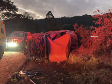 Padre e hijo mueren tras volcar el automóvil en el que viajaban en San José de la Mariquina