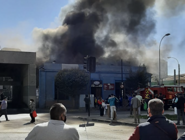 Incendio de grandes proporciones afecta a fábrica de empanadas ubicada al costado del terminal de buses de Viña del Mar