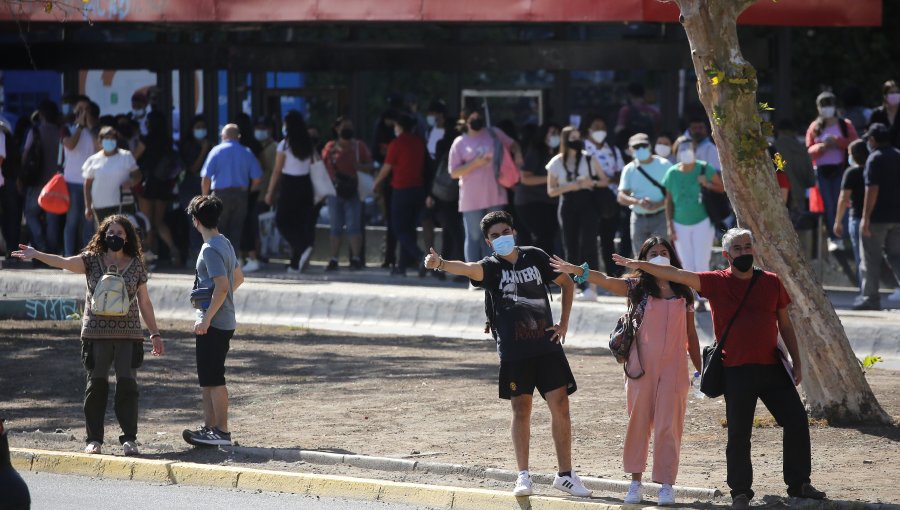 Ministro de Transportes recomienda mantener uso de mascarillas en paraderos y terminales aunque sean espacios abiertos