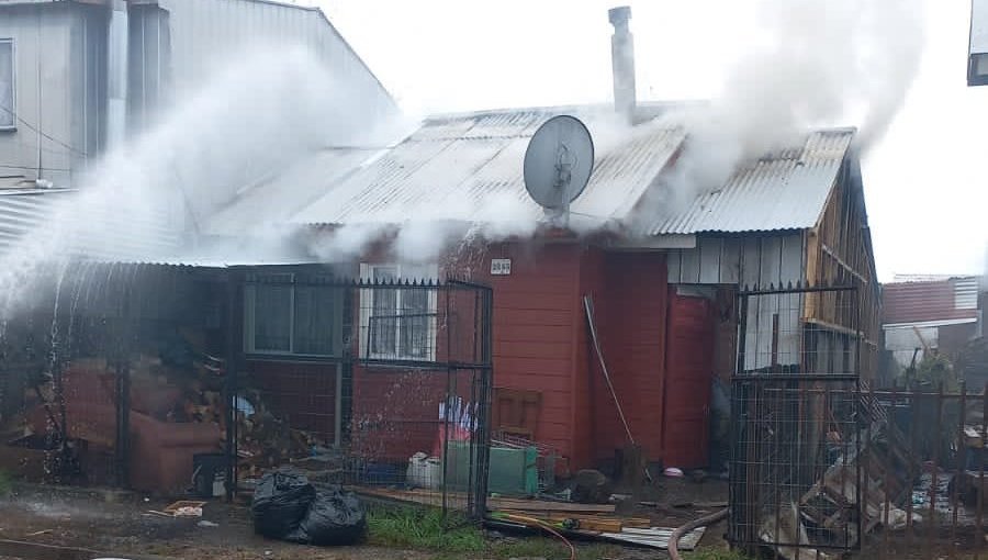Seis personas damnificadas dejó incendio que afectó a una vivienda en Valdivia