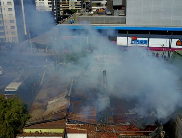 Controlan el incendio que afectó a fábrica de empanadas ubicada al costado del terminal de buses de Viña del Mar