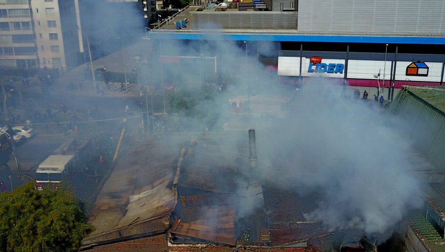 Controlan el incendio que afectó a fábrica de empanadas ubicada al costado del terminal de buses de Viña del Mar