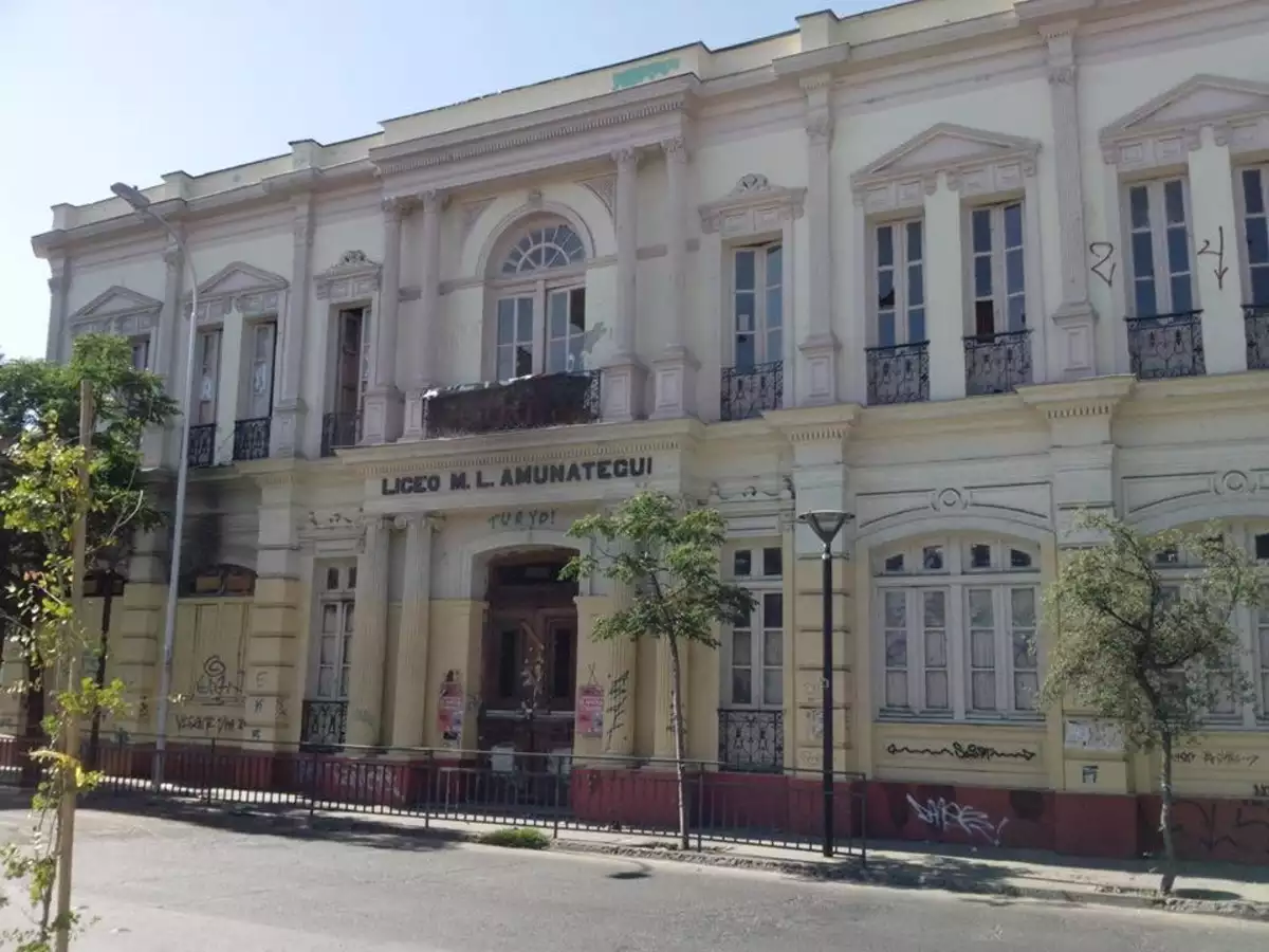 Alumnos del Liceo Amunátegui de Santiago se enfrentaron en las afueras del establecimiento: hubo uso de armas blancas