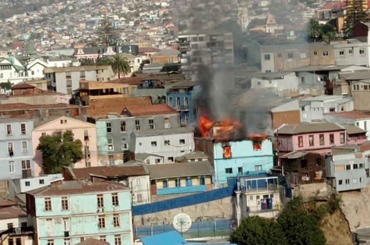Incendio consume completamente una vivienda de dos pisos en el cerro Cordillera de Valparaíso