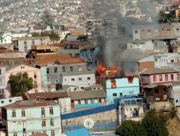 Incendio consume completamente una vivienda de dos pisos en el cerro Cordillera de Valparaíso