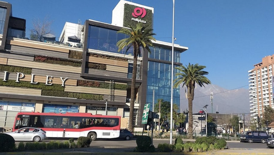 Mujer de 70 años sufrió violento asalto afuera del mall Plaza Egaña: la golpearon e intimidaron con arma de fuego