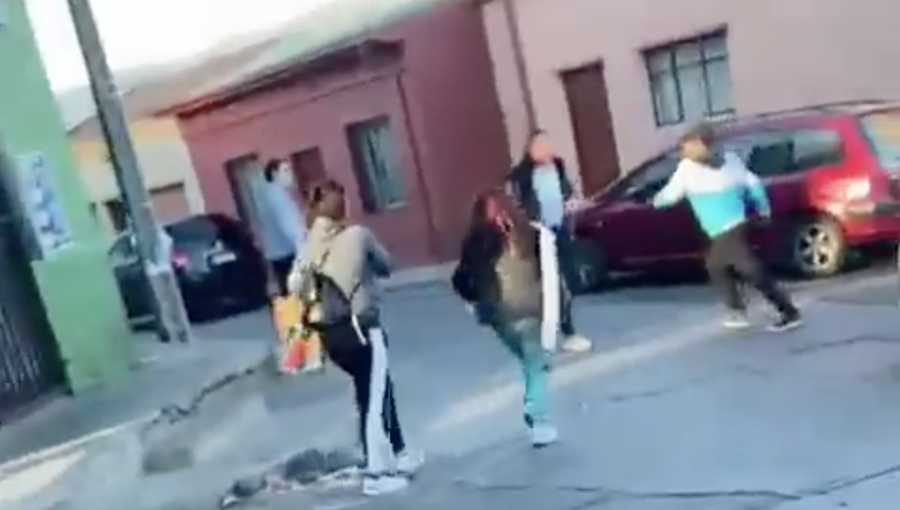 Registro audiovisual capta riña que antecedió a balacera en las afuera de colegio del cerro Barón en Valparaíso