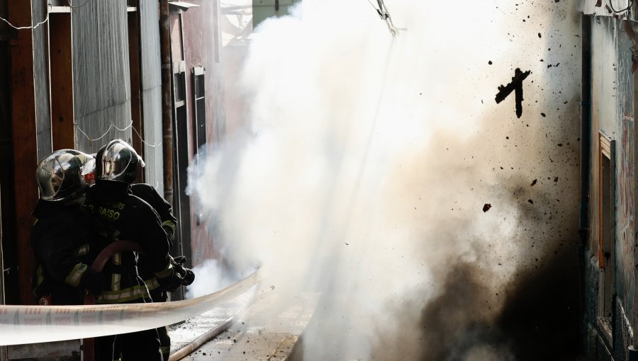 Dos viviendas consumidas y nueve damnificados dejó incendio en cerro Cordillera de Valparaíso