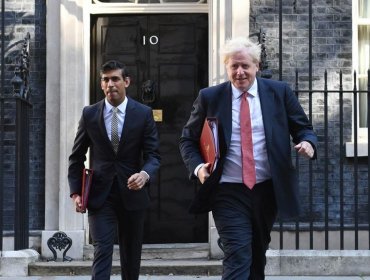Multan a Boris Johnson y a su ministro de Economía por las fiestas durante el confinamiento en Reino Unido