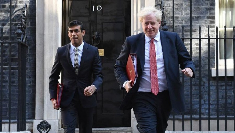Multan a Boris Johnson y a su ministro de Economía por las fiestas durante el confinamiento en Reino Unido