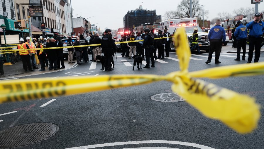 Al menos 13 heridos deja balacera en metro de Nueva York: Bomberos halló artefactos explosivos sin detonar