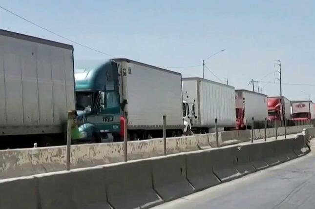 "Estamos desesperados": la protesta de camioneros mexicanos que paraliza cuatro puentes en la frontera con EE.UU.