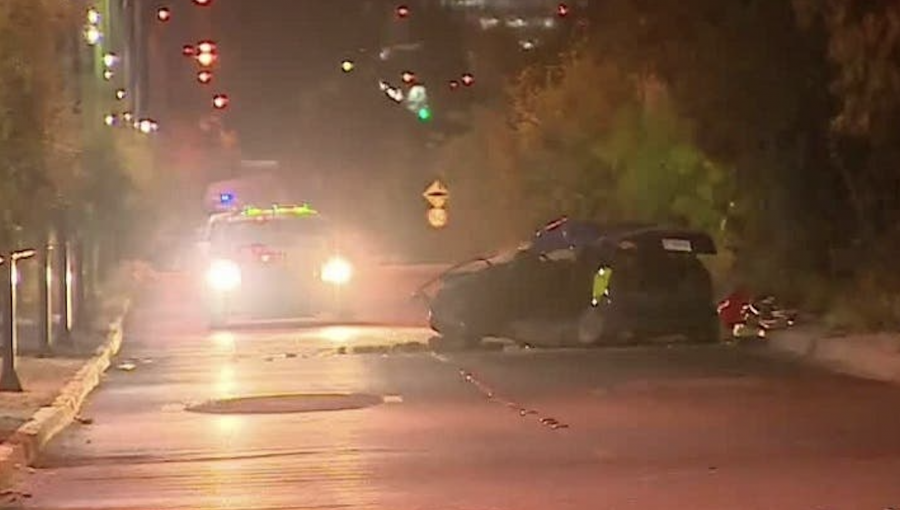 Dos jóvenes perdieron la vida en accidente de tránsito en Peñalolén: chocaron de frente con otro automóvil