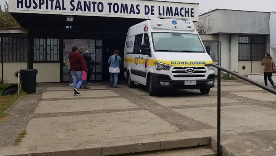 Dos lesionados deja choque de alta energía de un automóvil contra un árbol en Limache: conductor en estado crítico