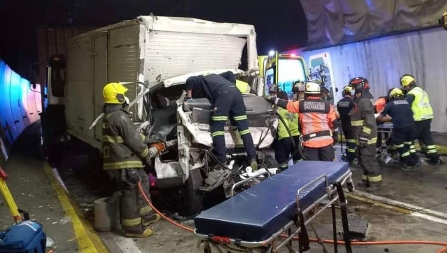 Dos personas atrapadas por colisión entre camiones en túnel 3 del camino La Pólvora en Valparaíso