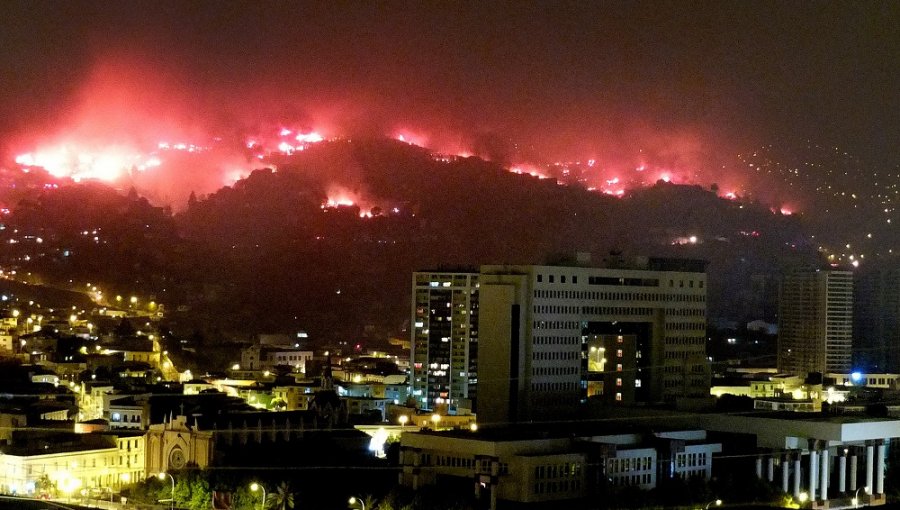 La historia del megaincendio en Valparaíso, a ocho años de la tragedia que consumió ocho de sus cerros y enlutó a todo un país