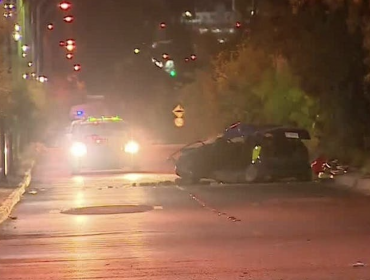 Dos jóvenes perdieron la vida en accidente de tránsito en Peñalolén: chocaron de frente con otro automóvil
