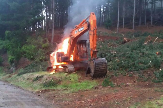 Ataque incendiario deja una retroexcavadora destruida en fundo de San José de la Mariquina