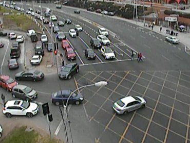 Se repite la alta congestión vehicular en la Av. España por conductores que buscan comprar productos de mar en Caleta Portales