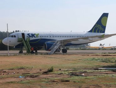 Pasajeros se “toman” avión que no despegó hacia Bogotá en aeropuerto de Santiago por huelga de controladores aéreos en Perú