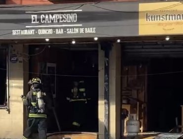 Dos lesionados deja explosión por fuga de gas en restaurante de Valdivia: 15 personas fueron evacuadas
