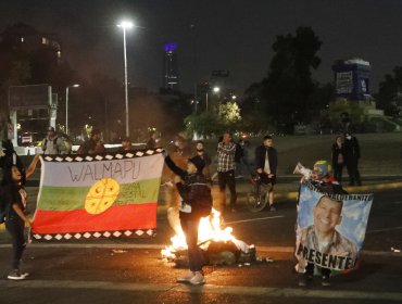 Barricadas y cortes de tránsito en manifestaciones que se adelantaron para este jueves en plaza Baquedano por fin de semana largo