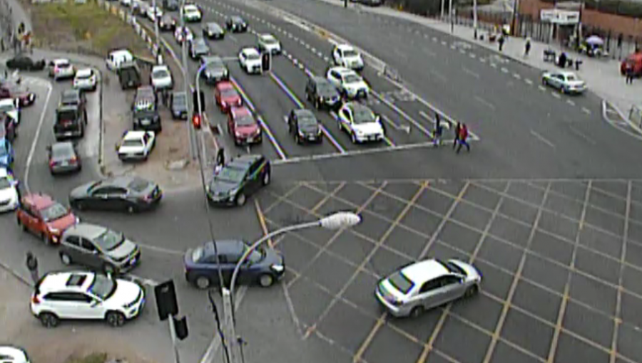 Se repite la alta congestión vehicular en la Av. España por conductores que buscan comprar productos de mar en Caleta Portales