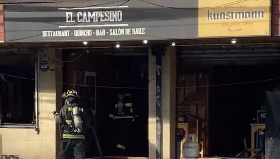 Dos lesionados deja explosión por fuga de gas en restaurante de Valdivia: 15 personas fueron evacuadas