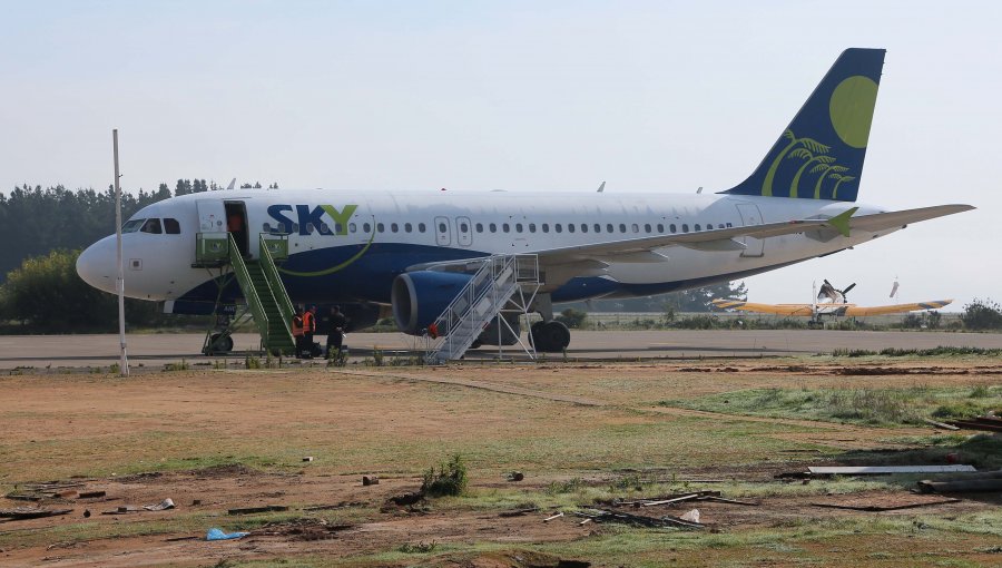 Pasajeros se “toman” avión que no despegó hacia Bogotá en aeropuerto de Santiago por huelga de controladores aéreos en Perú
