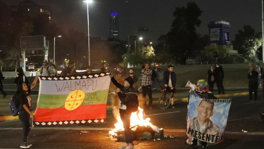 Barricadas y cortes de tránsito en manifestaciones que se adelantaron para este jueves en plaza Baquedano por fin de semana largo