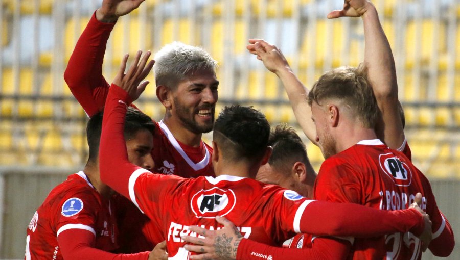 U. La Calera logra importante triunfo ante Banfield y queda líder del grupo C en Copa Sudamericana