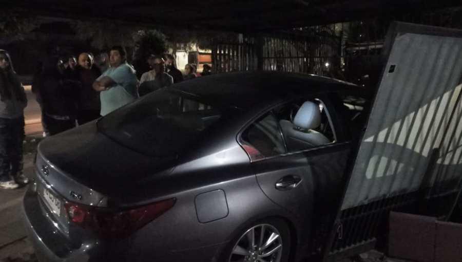 Persecución policial en La Florida terminó con automóvil incrustado en domicilio