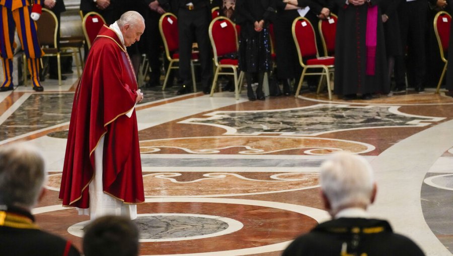 Dolores en la rodilla le impiden al Papa Francisco postrarse en el suelo de la basílica de San Pedro