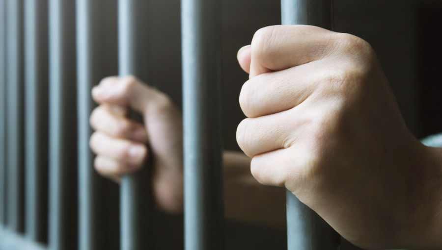 Condenados por ataque homofóbico, tráfico de drogas y delitos sexuales recibieron beneficio de la libertad condicional en Punta Arenas