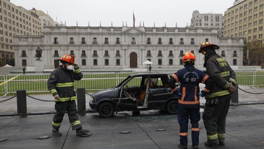 Hombre intentó quemarse a lo bonzo frente al Palacio de La Moneda: prendió fuego a su automóvil con él en su interior