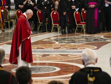 Dolores en la rodilla le impiden al Papa Francisco postrarse en el suelo de la basílica de San Pedro