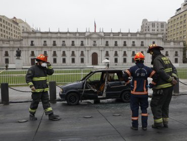 Hombre intentó quemarse a lo bonzo frente al Palacio de La Moneda: prendió fuego a su automóvil con él en su interior