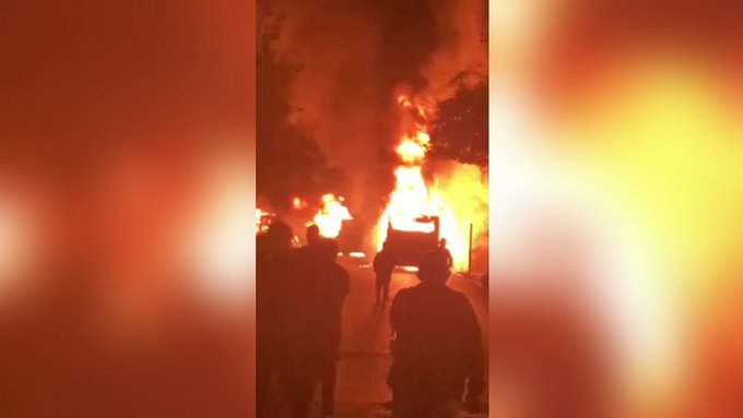 Sujetos obligan a pasajeros a bajar de buses y queman dos maquinas del Transantiago en Quinta Normal