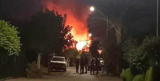 Incendio afecta a cuartel de Bomberos y casas aledañas en comuna de Calera de Tango