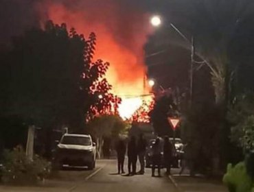 Incendio afecta a cuartel de Bomberos y casas aledañas en comuna de Calera de Tango